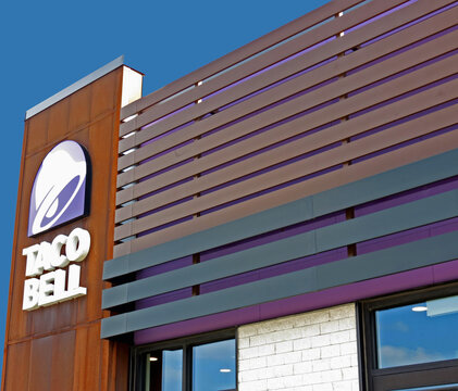 Exterior of a Taco Bell restaurant.