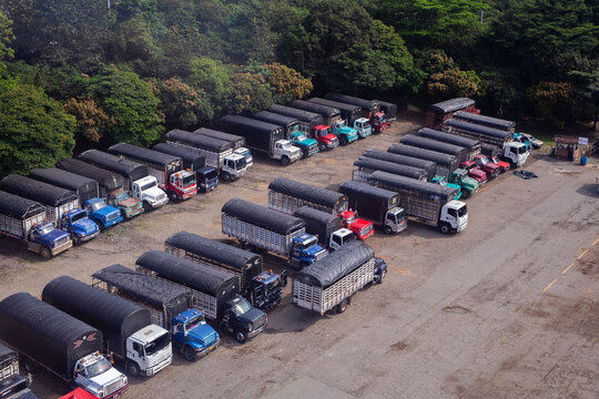 Camiones de carga en parqueadero, por alza de combustibles
