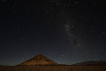 Cono de Arita Felsenformation im Altiplano in Argentinien bei Nacht mit Sternenhimmel