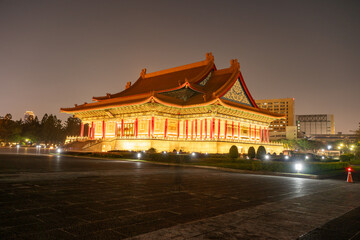 Obraz premium 中正紀念堂 自由広場から見るライトアップされた國家音樂廳（国家音楽ホール） 台湾 台北市