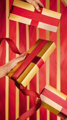 Cajas de regalo doradas con lazos rojos y cintas rojas. Ideal para navidad. 