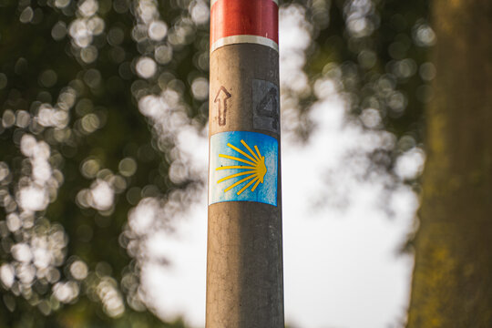 Ein Pilgerzeichen der den Weg zeigt.