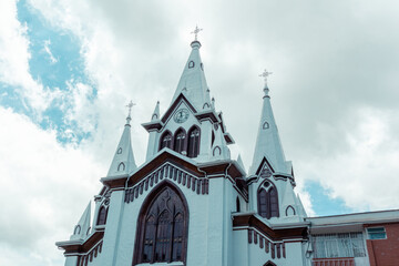 Fototapeta na wymiar Iglesia catedral con hermoso cielo azul de fondo
