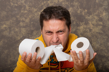 freak eats two rolls of toilet paper. Greed and thriftiness on the threshold of disaster.