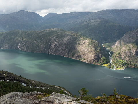 Aussichtspunkt &uuml;ber den &Aring;krafjord oberhalb von Langfossen, Norwegen