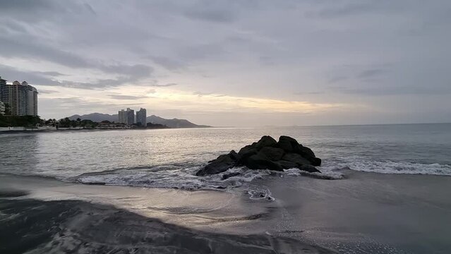 Playa pacifica al amanecer en panam&aacute;.