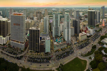 Obraz premium Urban landscape of downtown district of Miami Brickell in Florida, USA. Skyline with high skyscraper buildings and street with traffic in modern american megapolis