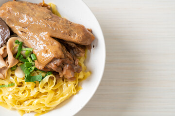 Egg noodles served dry with braised duck