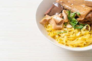 Egg noodles served dry with braised duck
