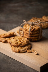Round cookies with roasted peanuts on a wooden cutting board.
Delicious cookie image.
