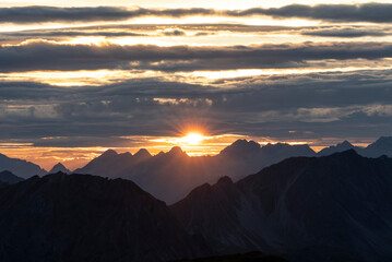 Sonnenuntergang in den Bergen