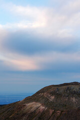 夜明けの朝日に照らされて赤くなる那須岳(茶臼岳)と雲
