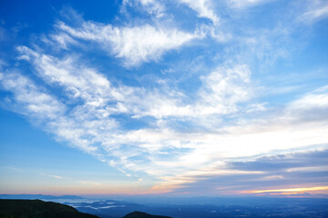 夜明けの朝日に照らされて輝く雲と青空　栃木県那須
