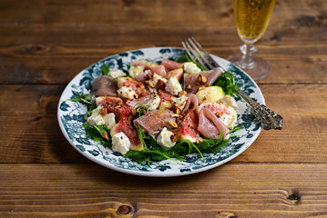 イチジクと生ハムのカマンベールチーズサラダ