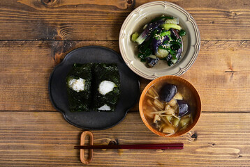 おにぎりと副菜、みそ汁