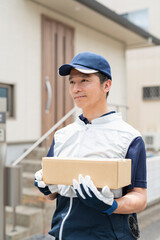 荷物を運ぶ40代配達員