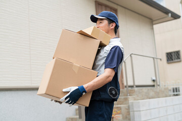 荷物を運ぶ40代配達員