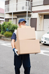 荷物を運ぶ40代配達員