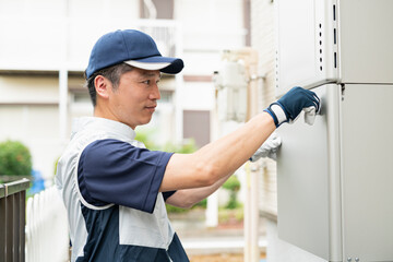 給湯器の点検をする作業員の男性
