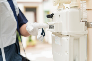 ガスメーターを確認する40代作業員