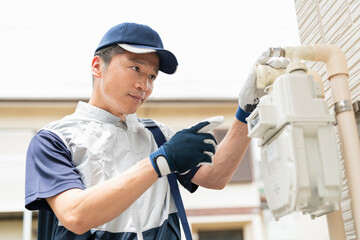 ガスメーターを確認する40代作業員