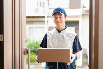 荷物を運ぶ40代配達員