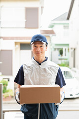荷物を運ぶ40代配達員