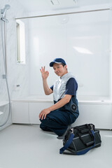 水道修理業の男性,風呂場