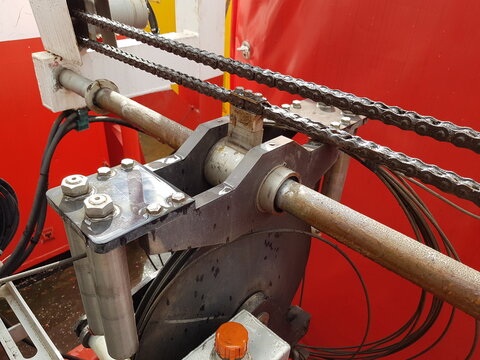 Cable guide installment at the end of wireline drum