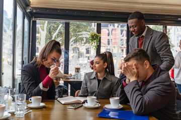 Having a covnersation about the company plans and ideas while sitting