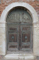 Fototapeta na wymiar alte, antike und verwitterte Haustüren