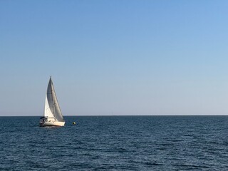 Obraz premium Un bateau vogue à l'horizon sur la Méditerranée