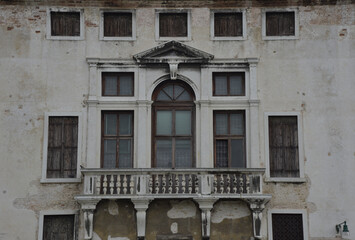 alte, verwitterte Fenster an Hausfassade