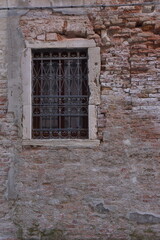 alte, verwitterte Fenster an Hausfassade
