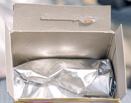 Lebensmittelmotten kleben an der Innenseite einer Lebensmittelverpackung in einem Motten Kokon