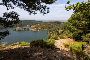 Panorama sur le Lac de Grangent, ses deux ch&acirc;teaux et son barrage, depuis les hauteurs des Gorges de la Loire