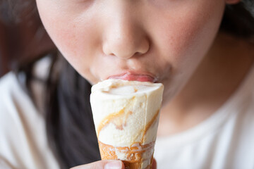 アイスクリームを食べる子供の口元