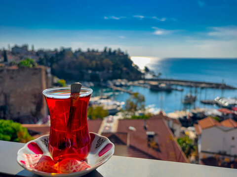 T&uuml;rkisches Tee, Teeglas und Blick auf Kaleici, Antalya, T&uuml;rkei