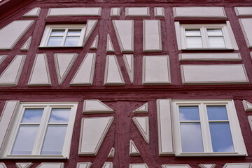 mittelalterliche Stadt Nördlingen mit Hausfassaden, Dächern und der Kirche DNAIEL im Nördlinger Ries