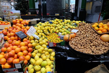 Various varieties of fruit On fruit stands for sale at the market, allowing people who like fruit to help buy them.