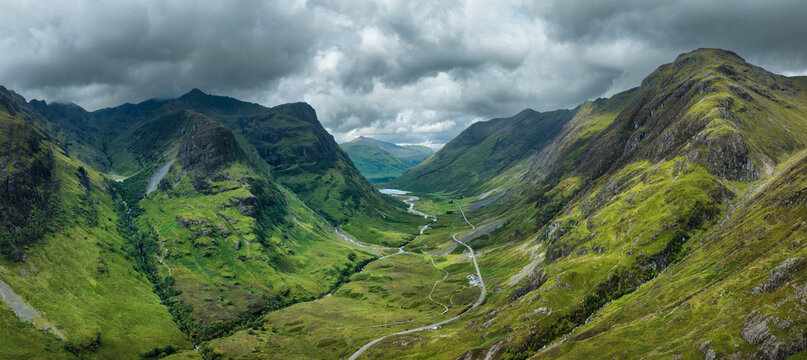 Luftbild von Glen Coe mit der Panoramastra&szlig;e A82