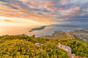 Obraz premium Top view of the iconic and picturesque town of Pylos and of the nearby island Sfaktirias, Messinia prefecture, Peloponnese, Greece
