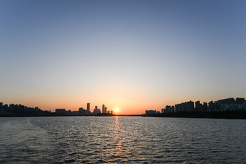 Obraz premium Beautiful sunset over the city at Han River, Seoul.