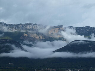 Massif Chartreuse Is&egrave;re Alpes nuages accroch&eacute;s