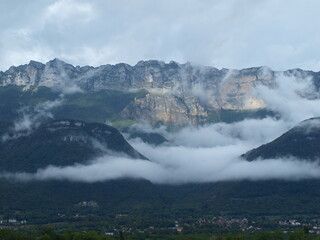 Massif Chartreuse Is&egrave;re Alpes nuages accroch&eacute;s