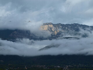 Massif Chartreuse Is&egrave;re Alpes nuages accroch&eacute;s