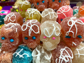 Conjunto de calaveras de grenetina azucarada de colores en el mercado decoradas para día de muertos. Concepto del Día de los Muertos. Día de Muertos, Calaveritas de Azúcar.