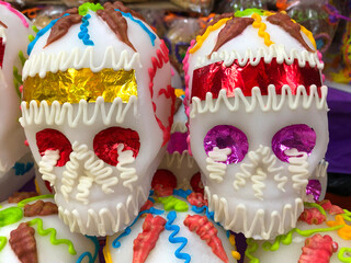 Calaveras de azúcar en el mercado decoradas para día de muertos. Concepto del Día de los Muertos. Día de Muertos, Calaveritas de Azúcar.