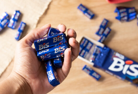 Bis, Brazilian waffle cookie covered in chocolate