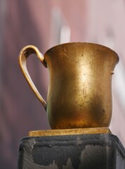 Goldener Becher